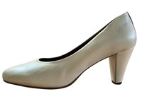 Roomwitte pumps in grote sizes